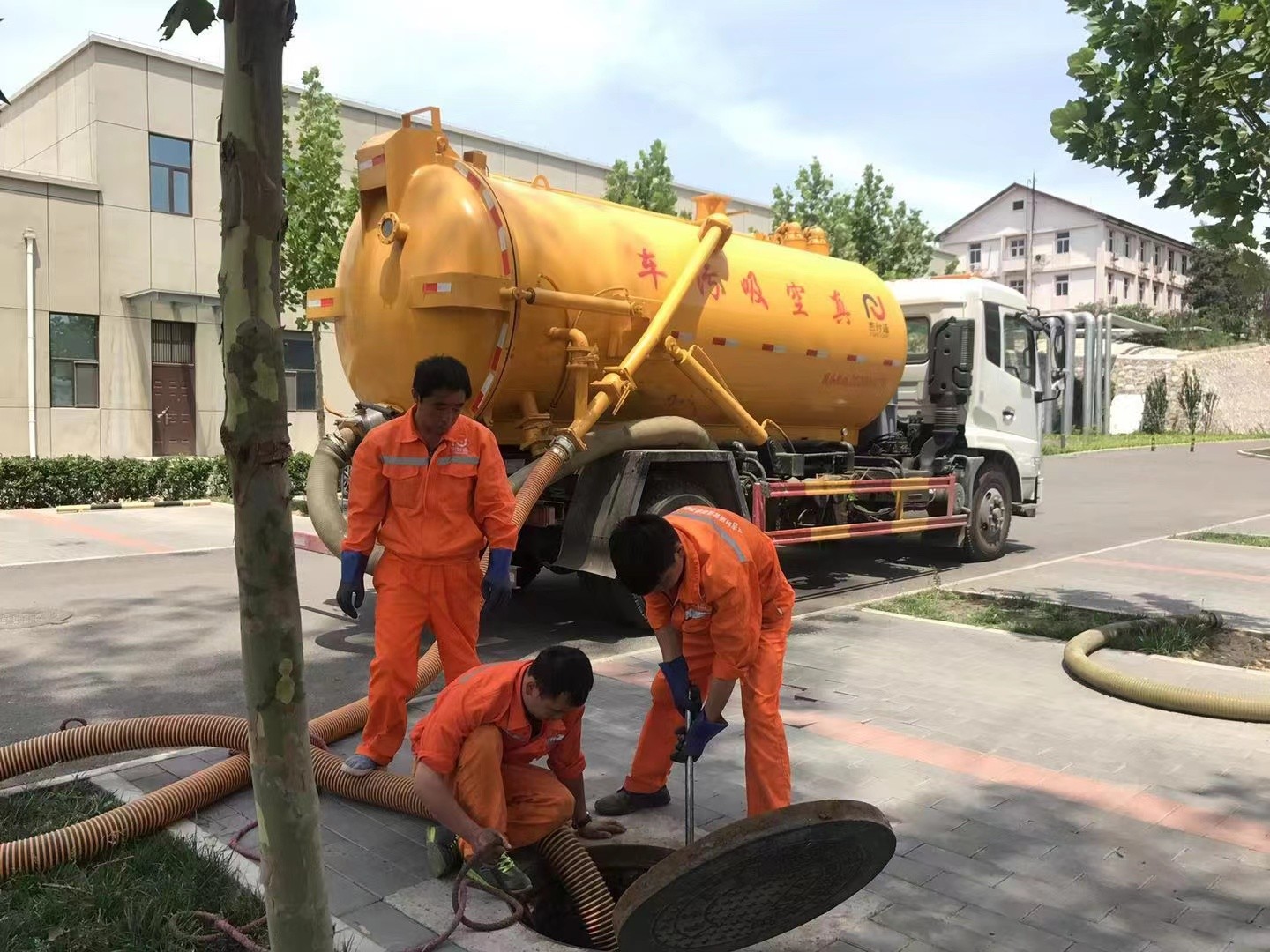 细水乡化粪池清理与5-8吨吸粪车施工效率分析